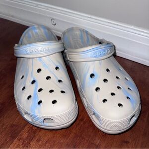 CROCS MEN Cream and Blue Marble Clogs